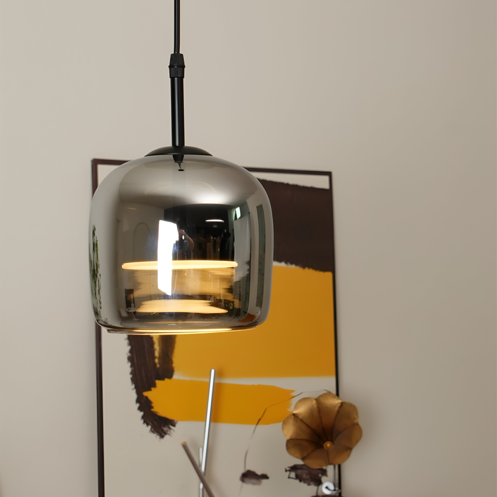Pendellampe i sortgråt glas – elegant kelchdesign med varmt lys
