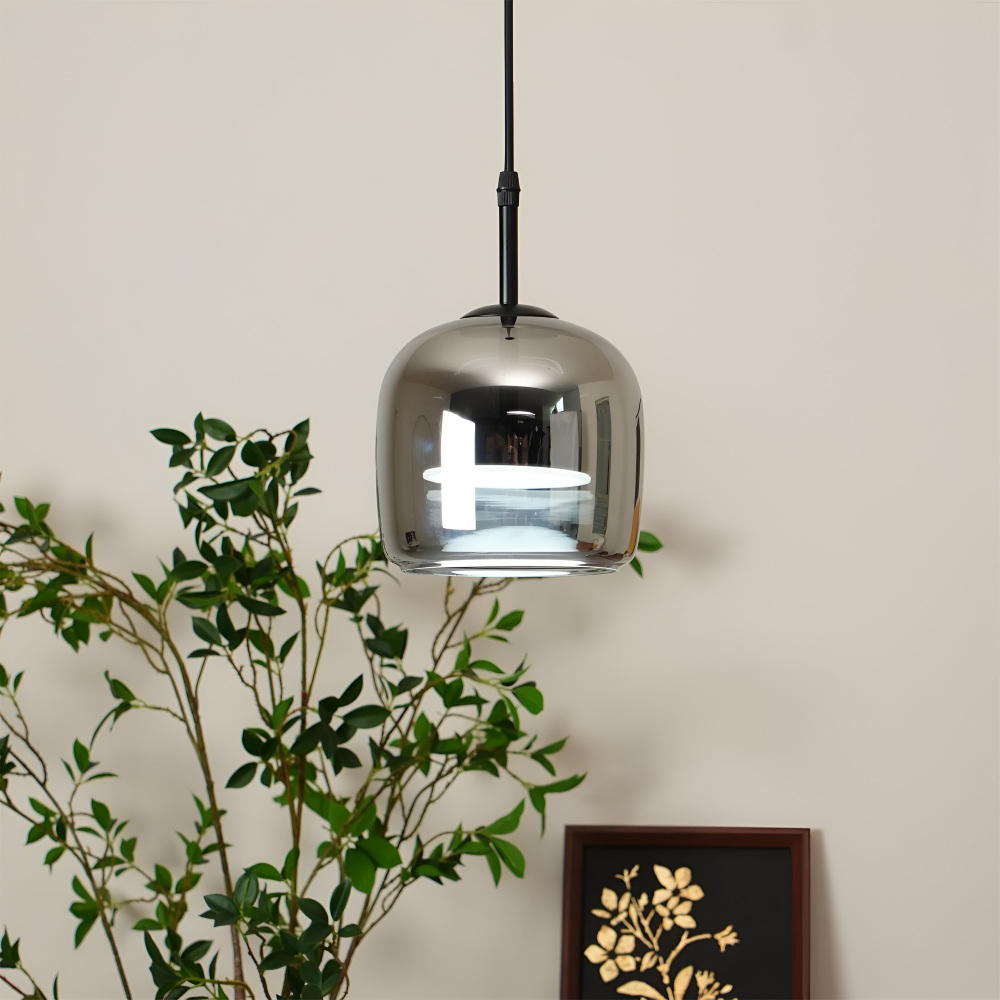 Pendellampe i sortgråt glas – elegant kelchdesign med varmt lys