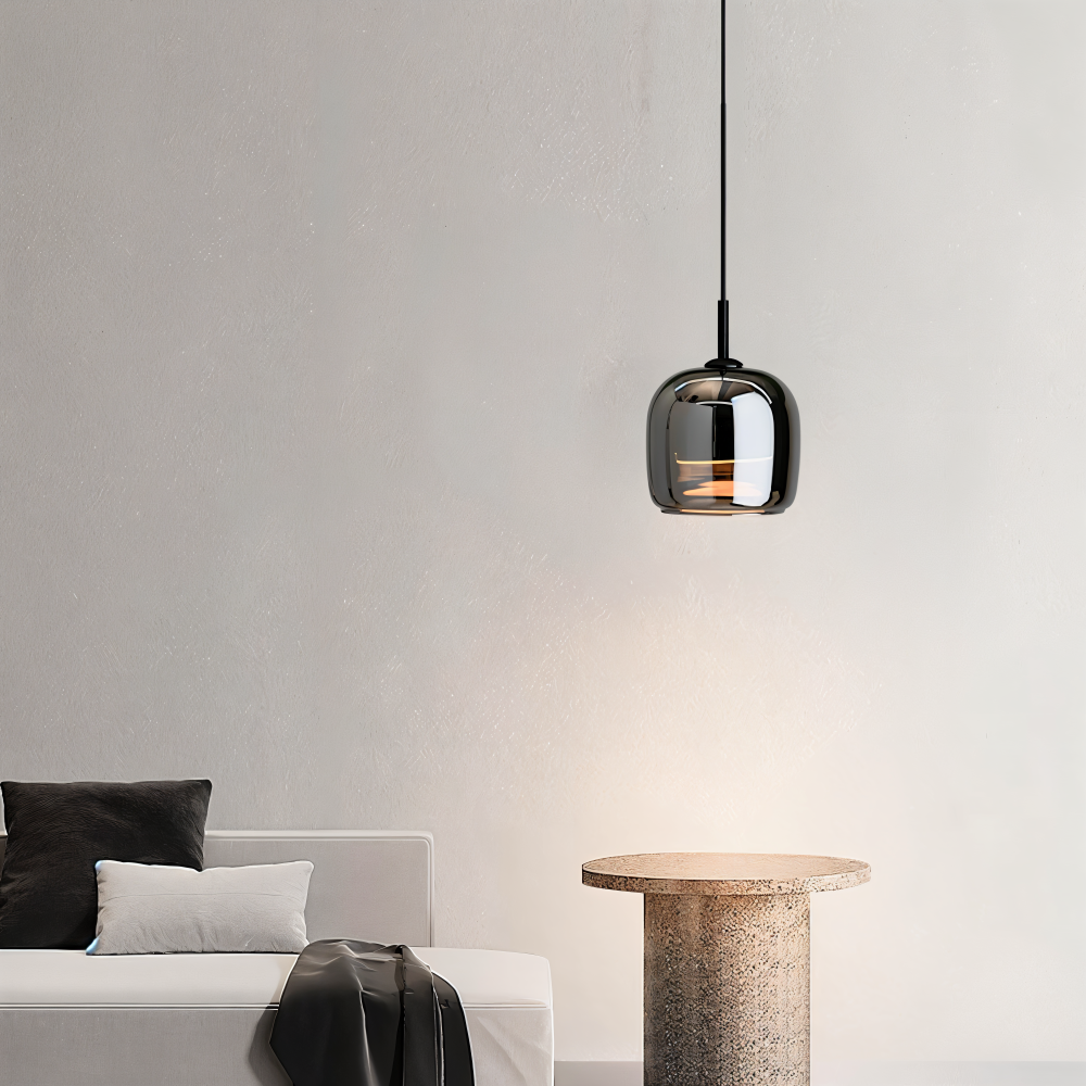 Pendellampe i sortgråt glas – elegant kelchdesign med varmt lys