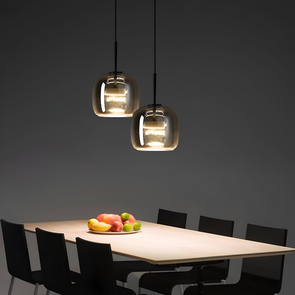 Pendellampe i sortgråt glas – elegant kelchdesign med varmt lys