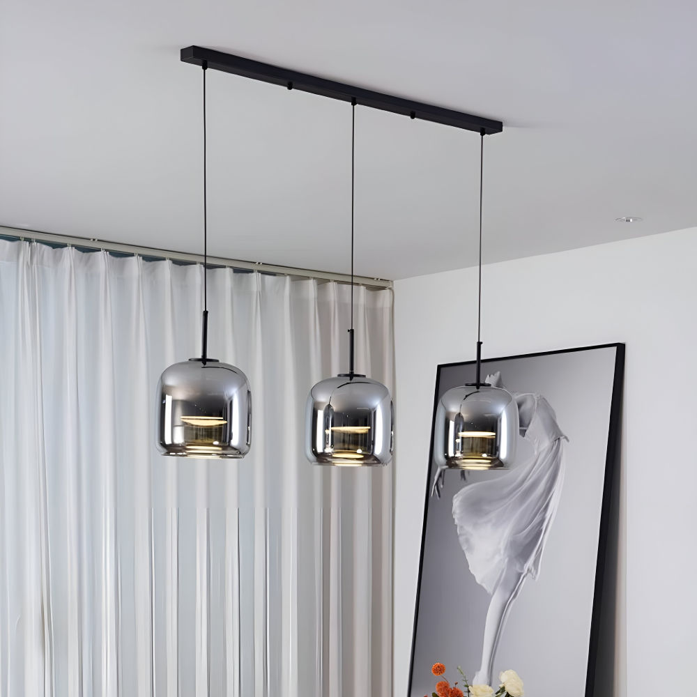 Pendellampe i sortgråt glas – elegant kelchdesign med varmt lys
