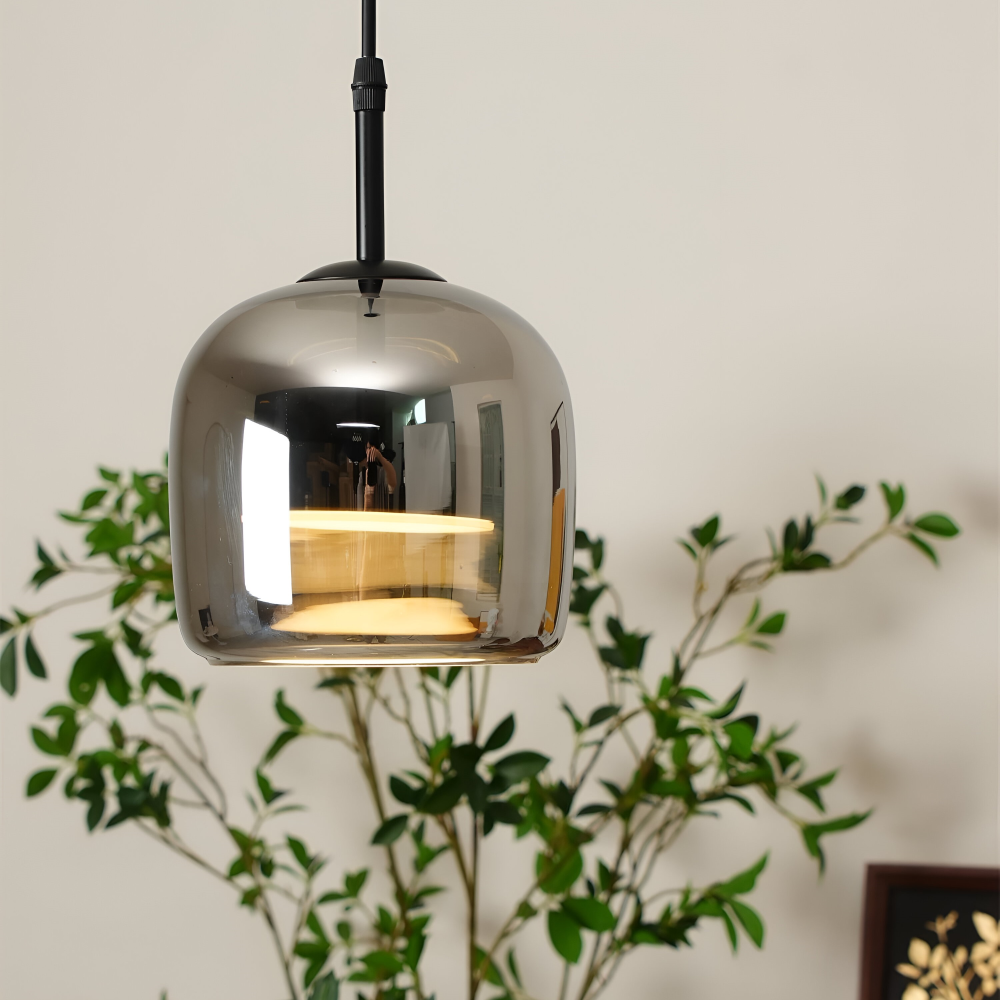 Pendellampe i sortgråt glas – elegant kelchdesign med varmt lys