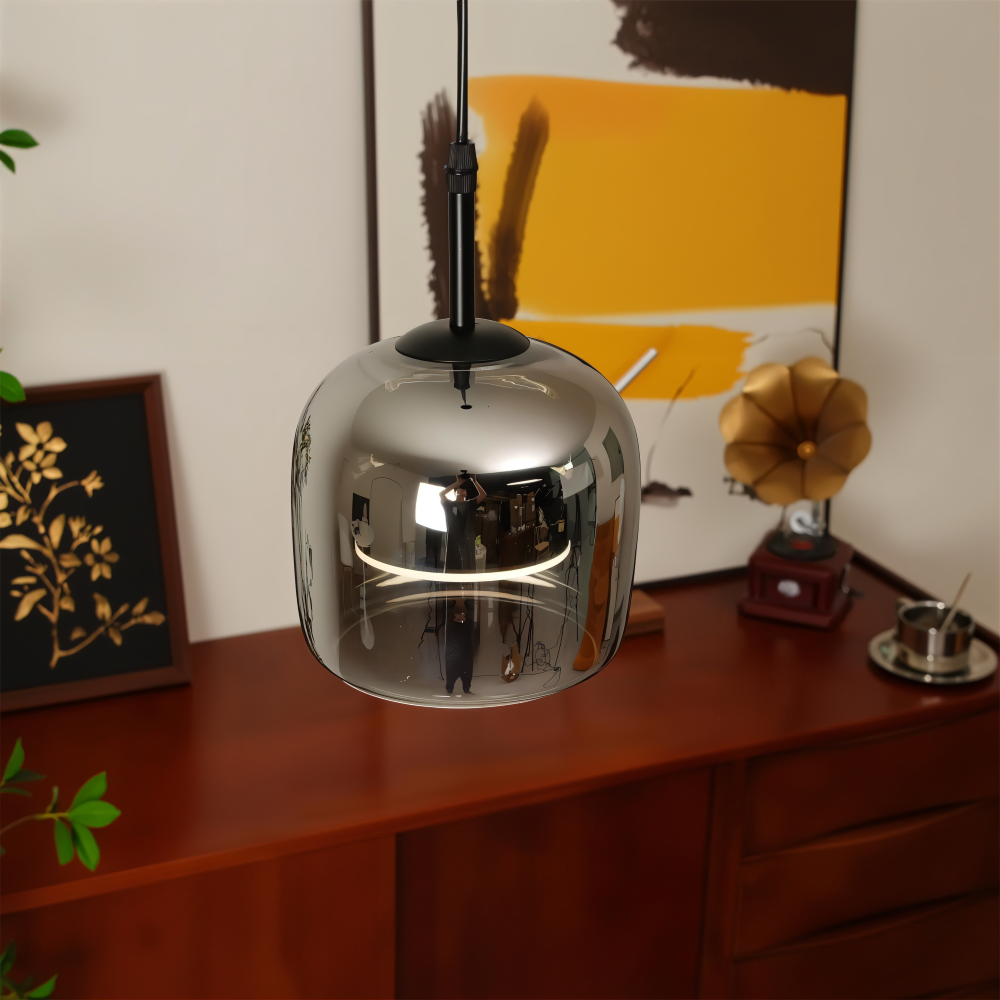 Pendellampe i sortgråt glas – elegant kelchdesign med varmt lys