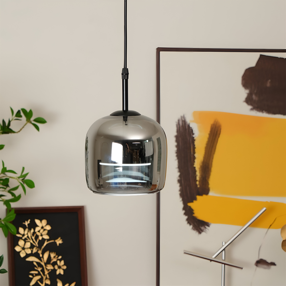 Pendellampe i sortgråt glas – elegant kelchdesign med varmt lys