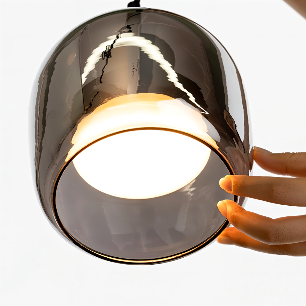 Pendellampe i sortgråt glas – elegant kelchdesign med varmt lys