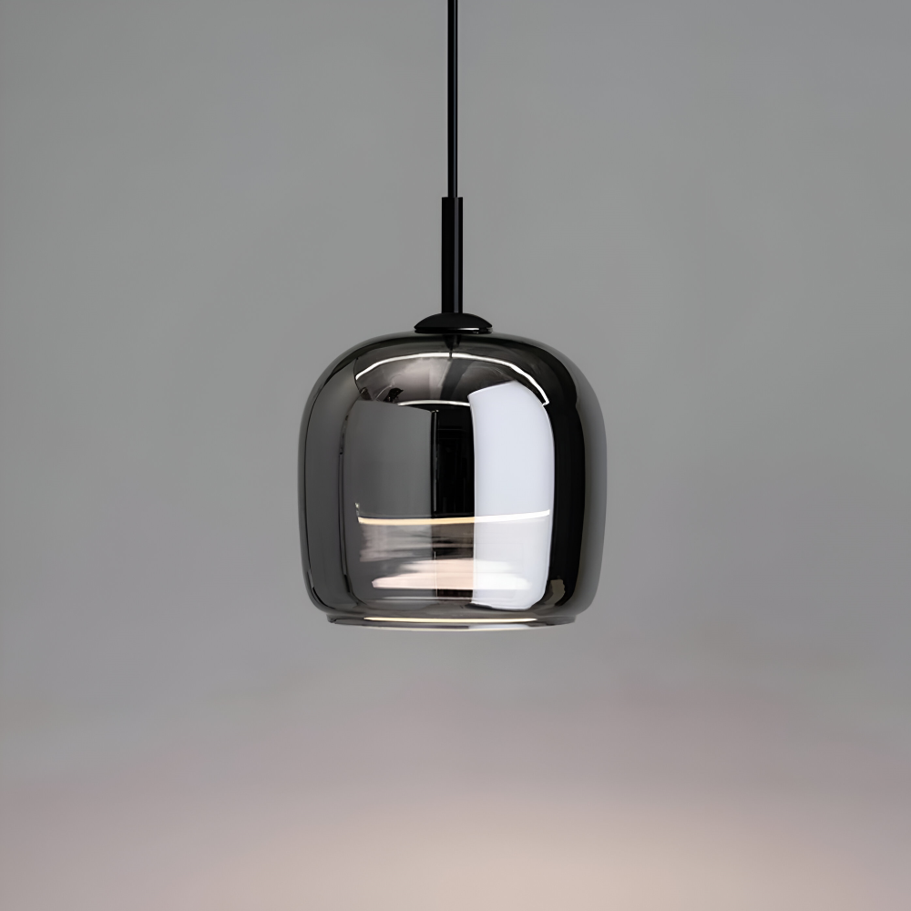 Pendellampe i sortgråt glas – elegant kelchdesign med varmt lys