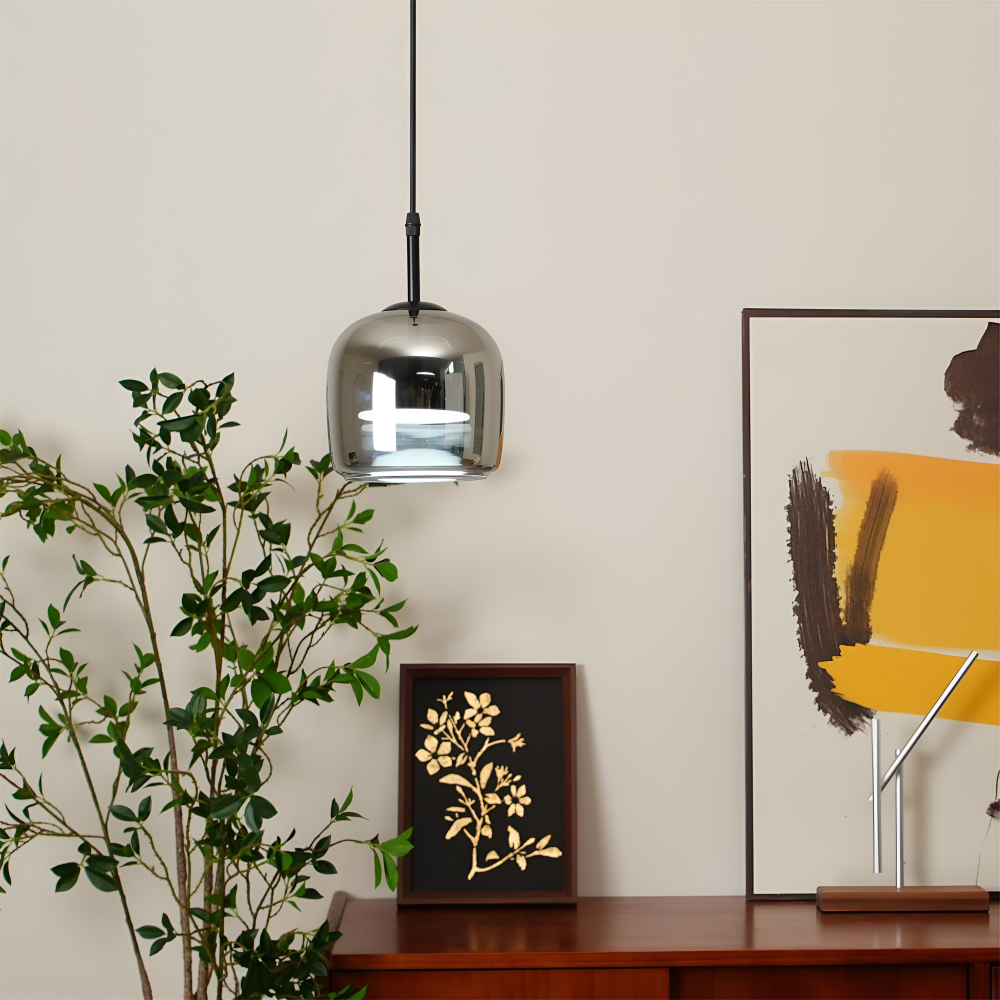 Pendellampe i sortgråt glas – elegant kelchdesign med varmt lys