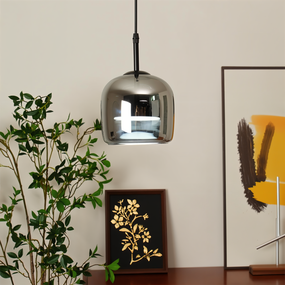 Pendellampe i sortgråt glas – elegant kelchdesign med varmt lys