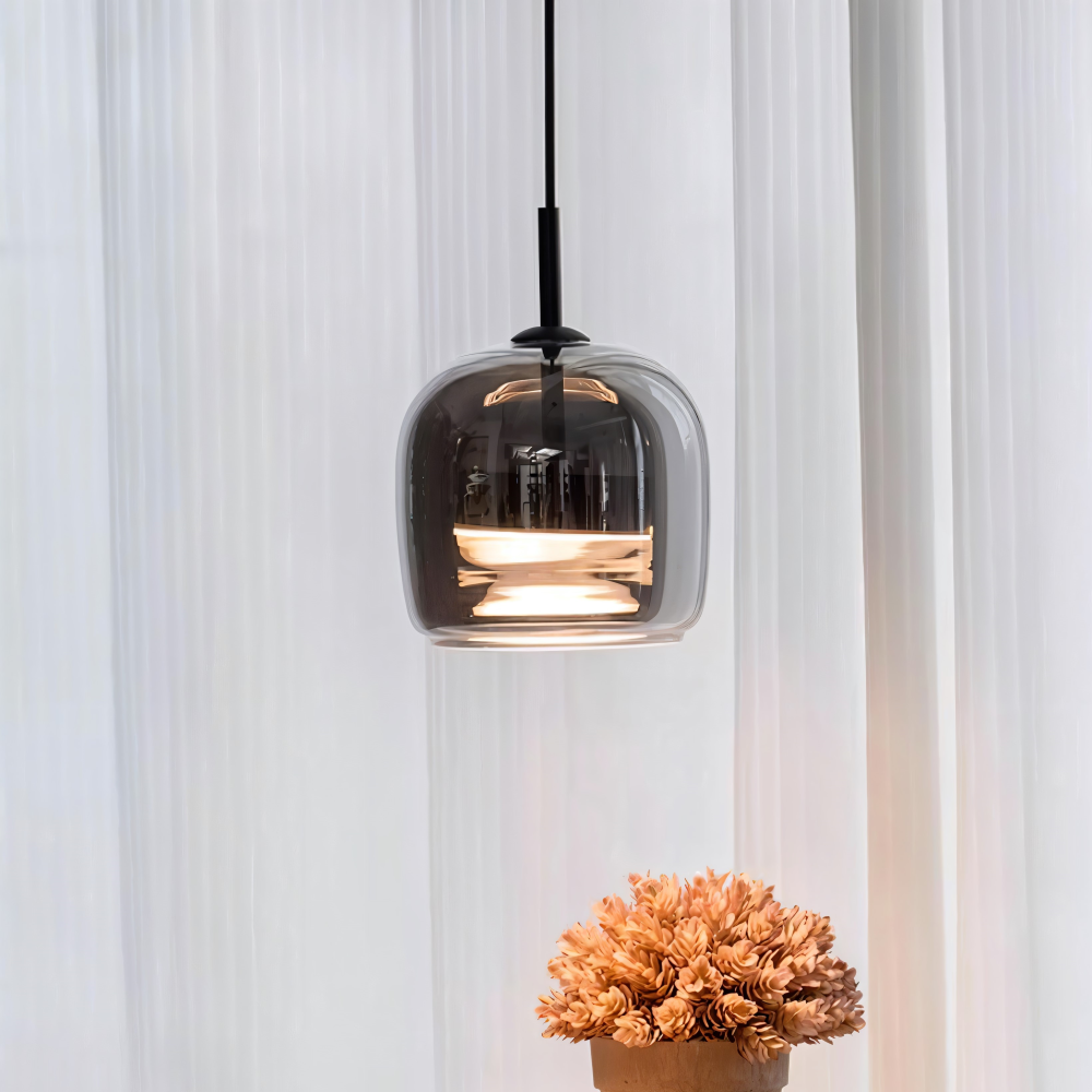 Pendellampe i sortgråt glas – elegant kelchdesign med varmt lys