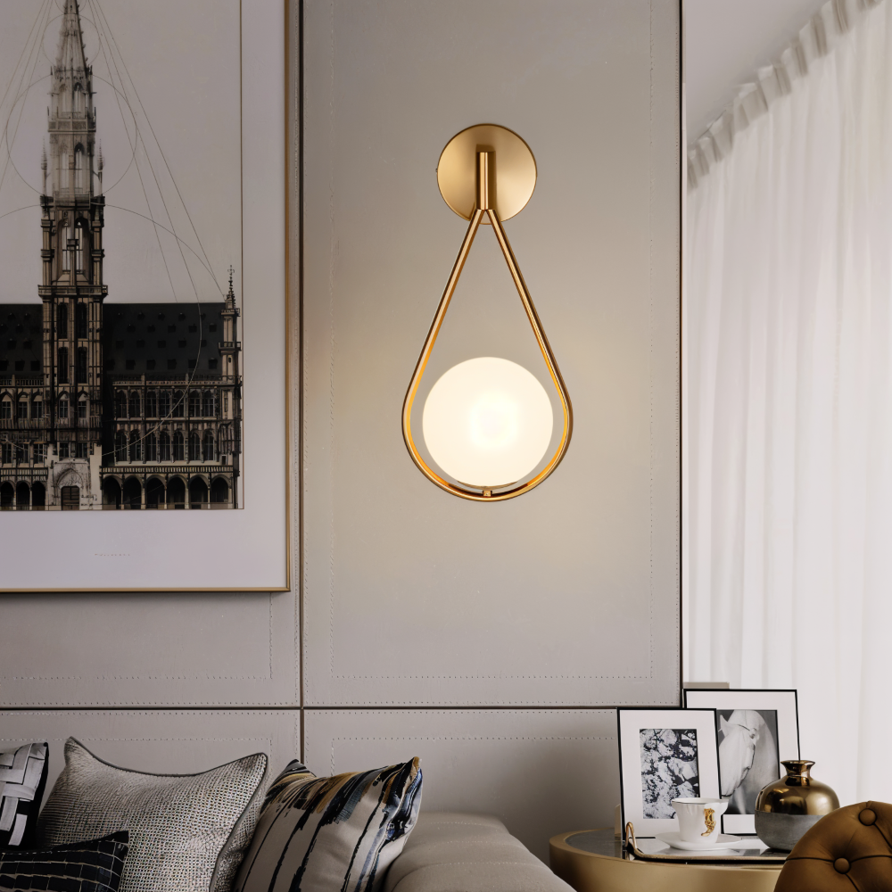 Lumeira Væglampe – Dråbeformet Glaslampe med Kunstnerisk Metalramme