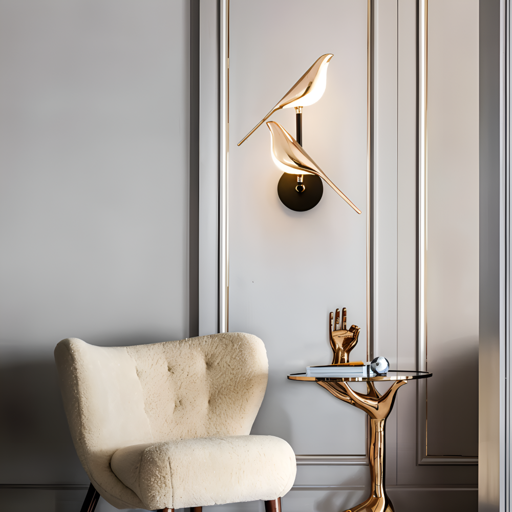 Orivelle – Guld Væglampe med Roterende Fugledesign og LED-lys