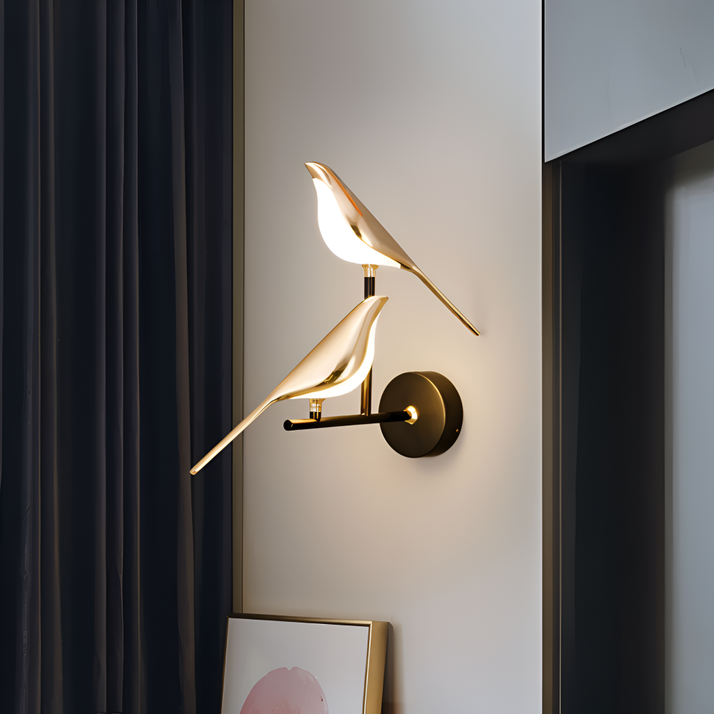 Orivelle – Guld Væglampe med Roterende Fugledesign og LED-lys