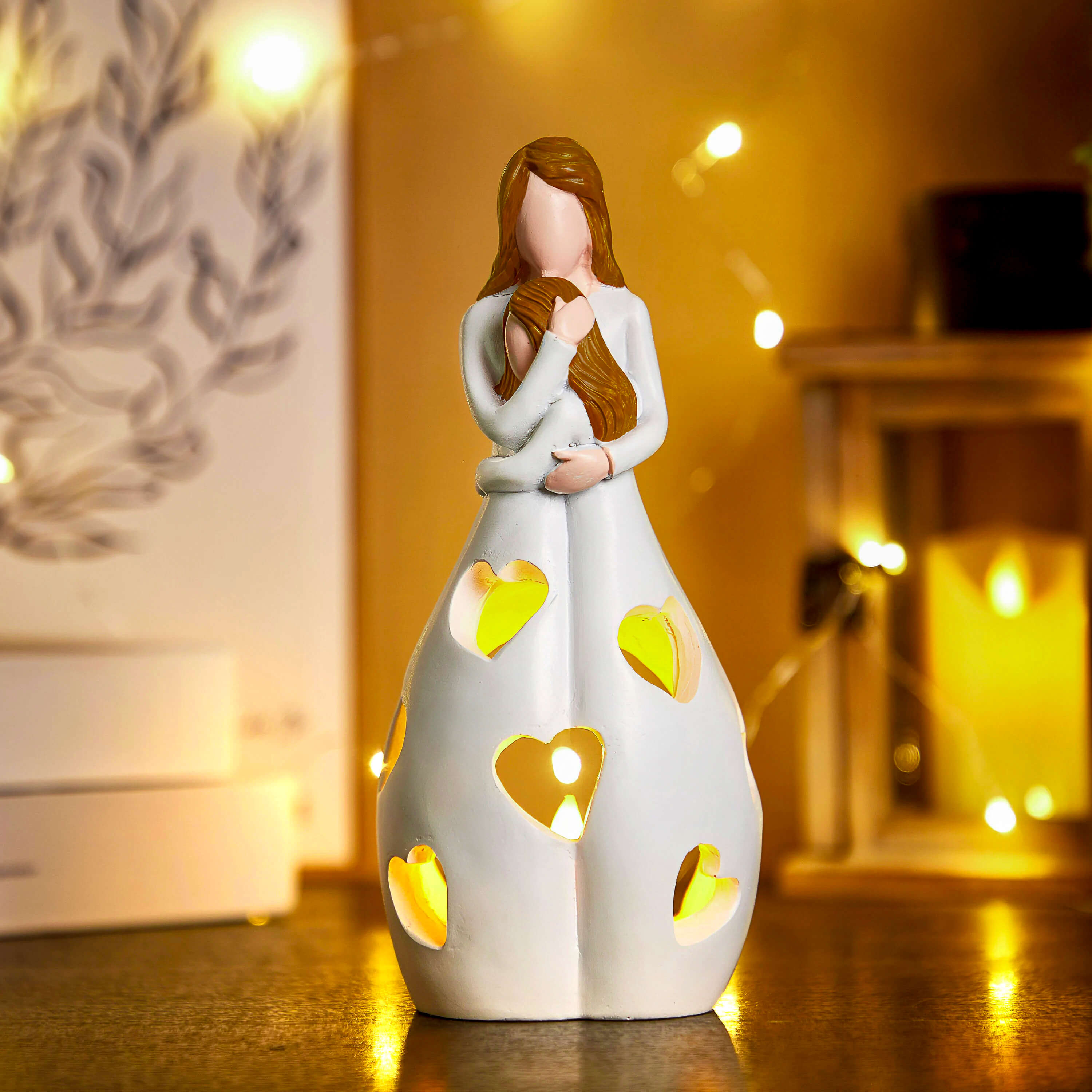 Hvid resin figur – romantisk og tidløs boligdekoration
