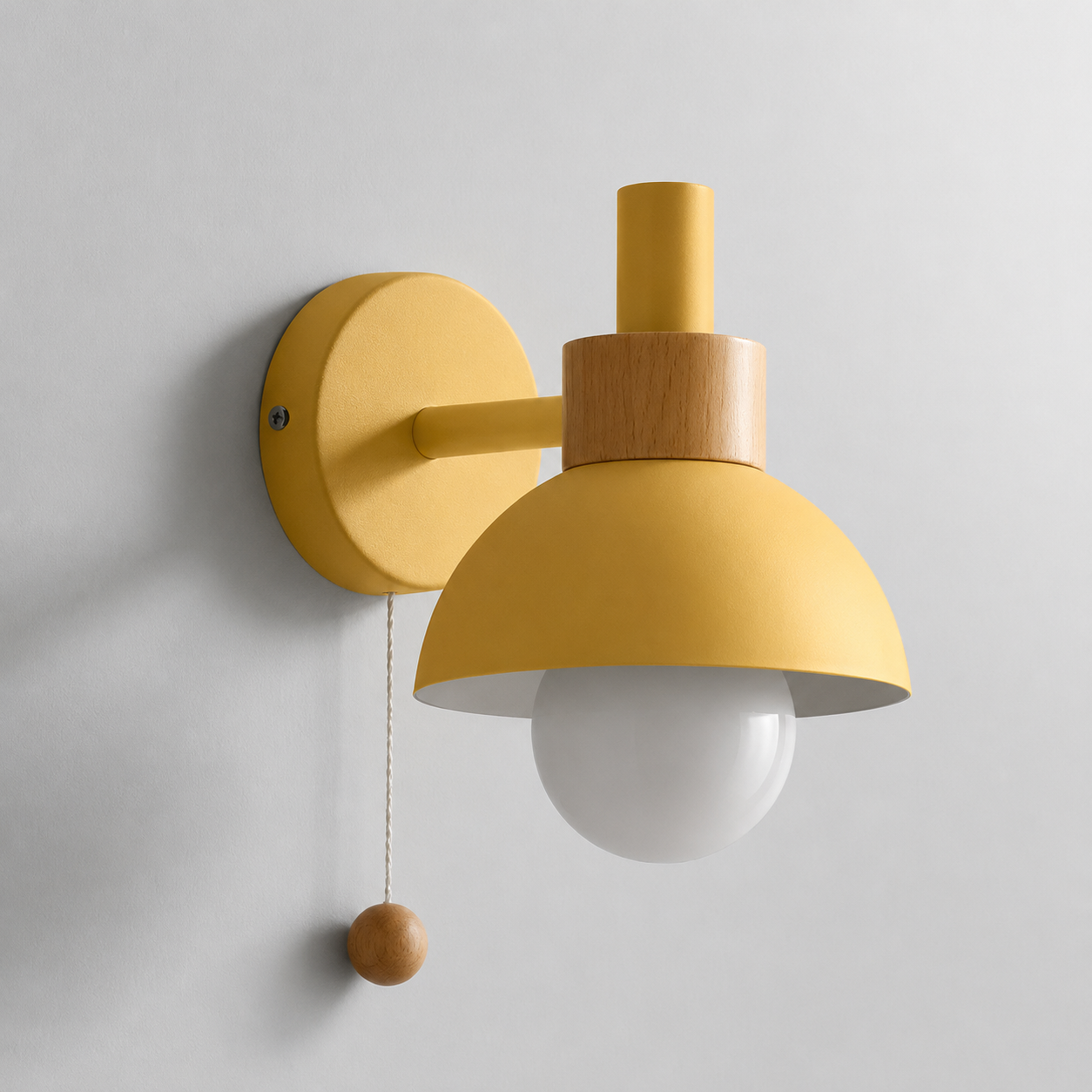 Væglampe i træ og metal – pastel design med træksnor