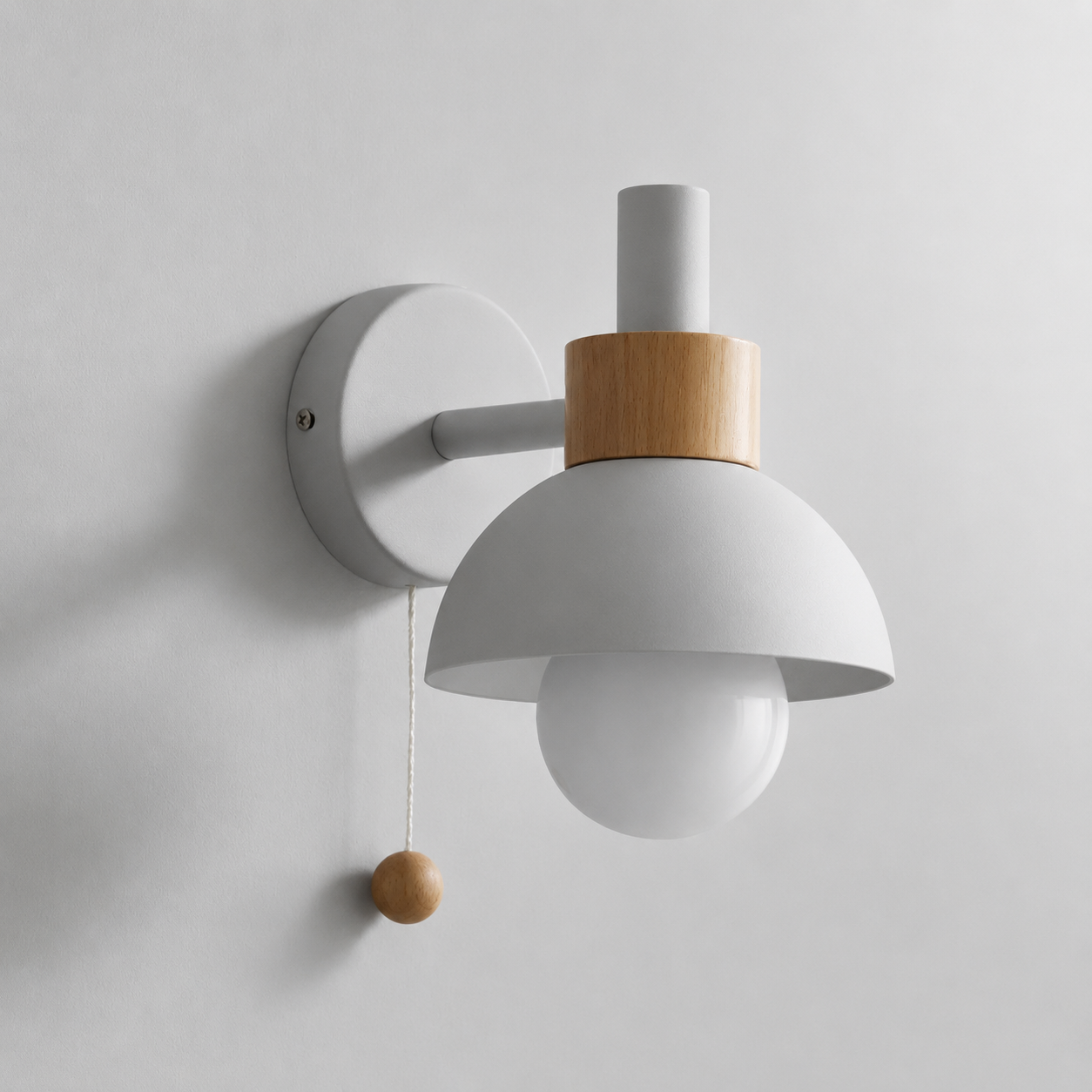 Væglampe i træ og metal – pastel design med træksnor