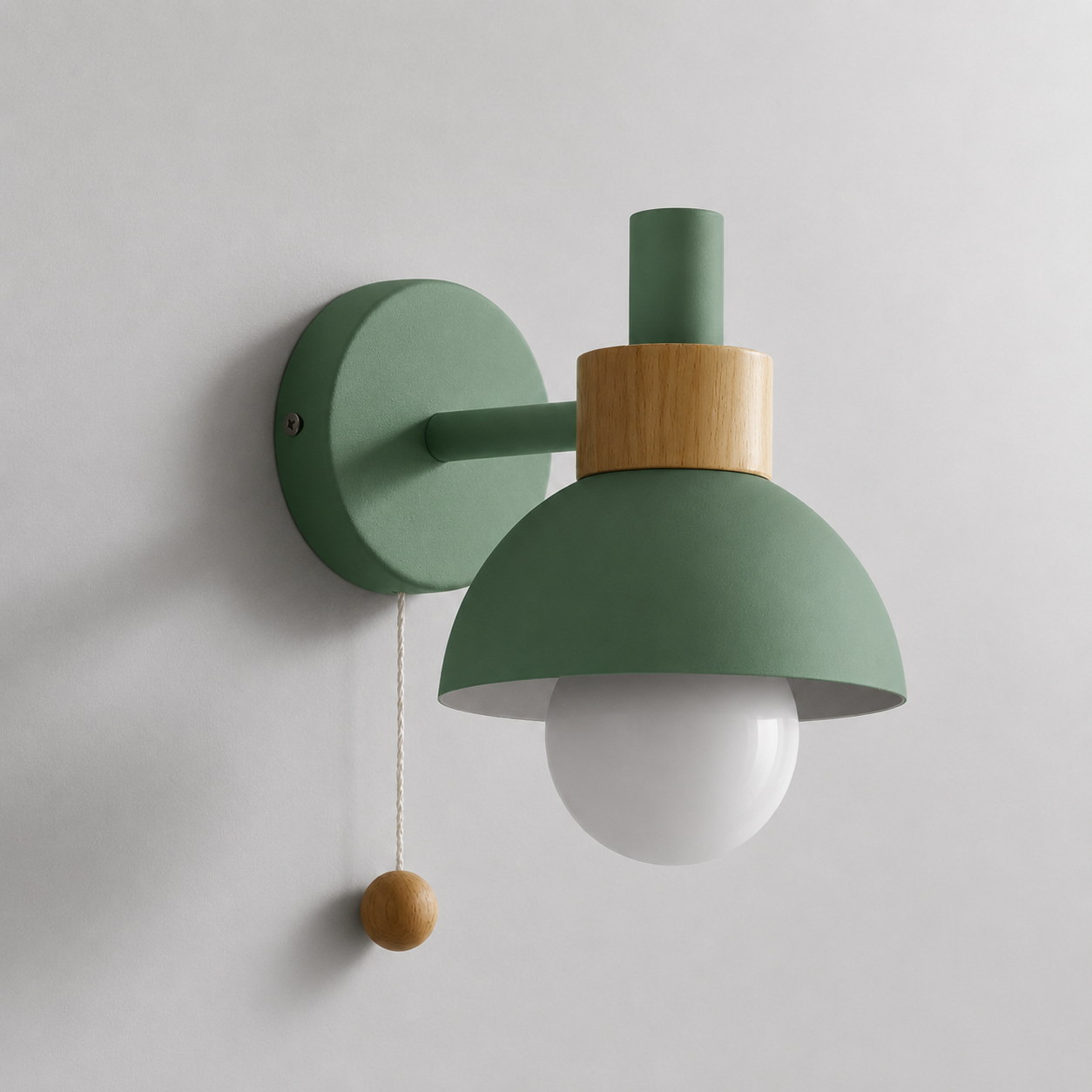 Væglampe i træ og metal – pastel design med træksnor