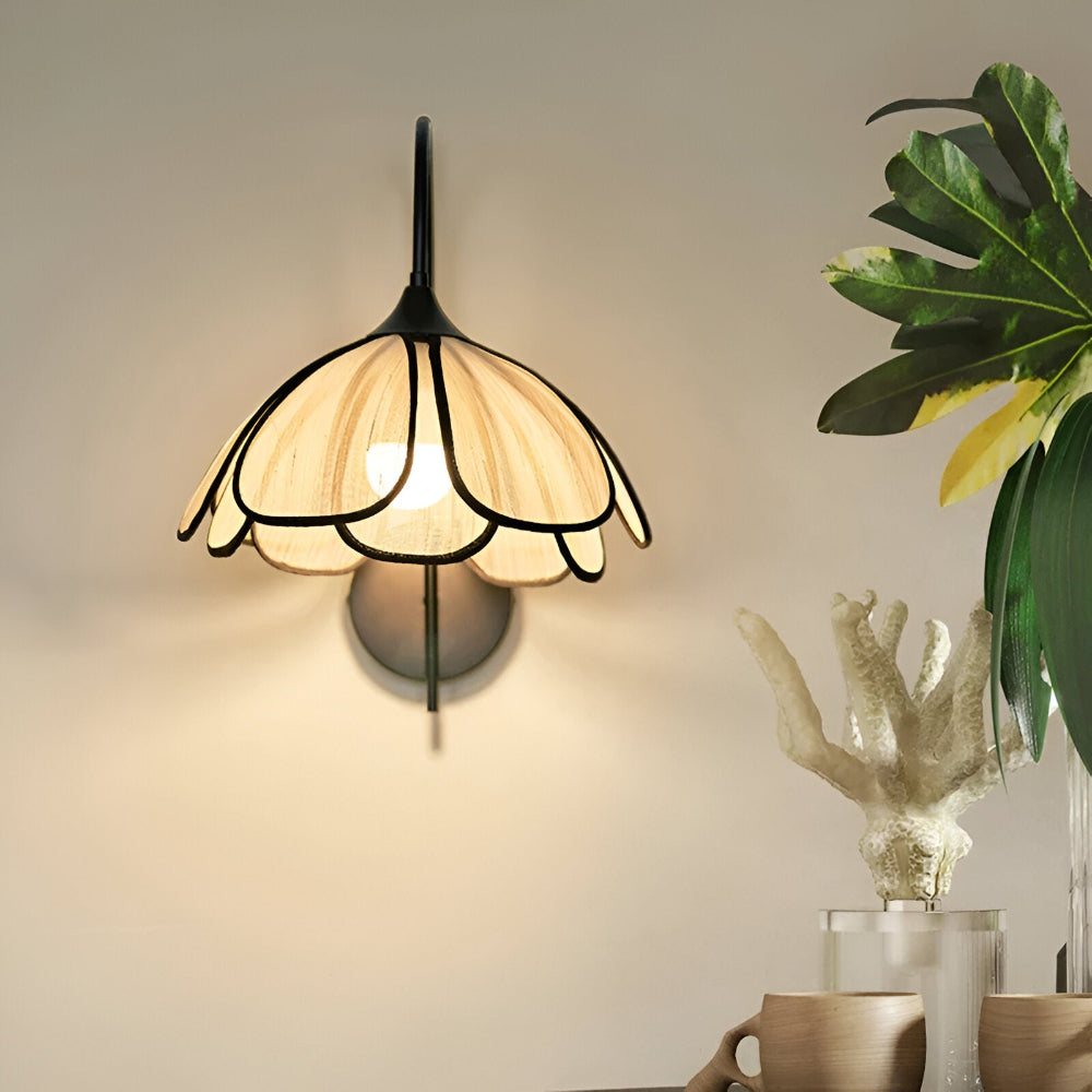 Væglampe i sort og rattan – blomsterdesign i Wabi-Sabi stil