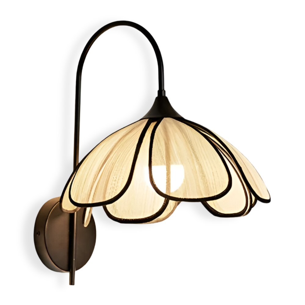 Væglampe i sort og rattan – blomsterdesign i Wabi-Sabi stil
