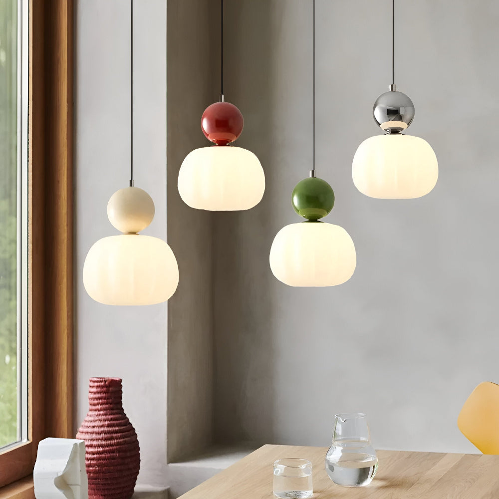 Crémura – Klassisk Art Deco pendellampa i crème og metal