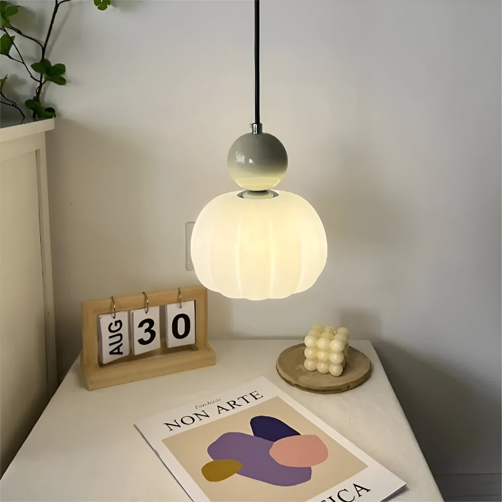 Crémura – Klassisk Art Deco pendellampa i crème og metal