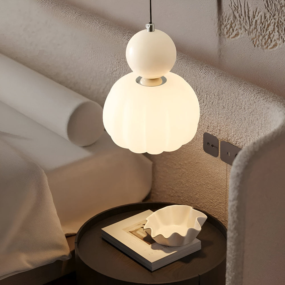 Crémura – Klassisk Art Deco pendellampa i crème og metal