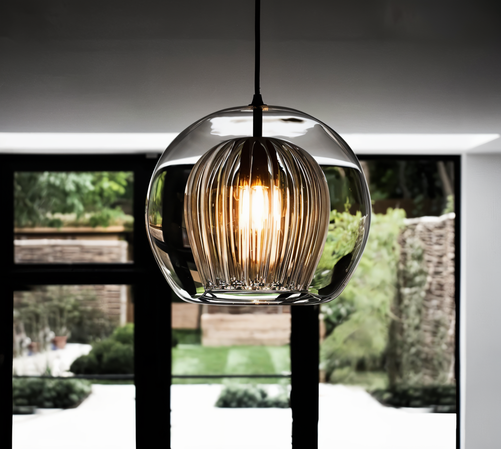 Gloréa Pendellampe – Kugleformet Glaspendel med Vintage Elegance