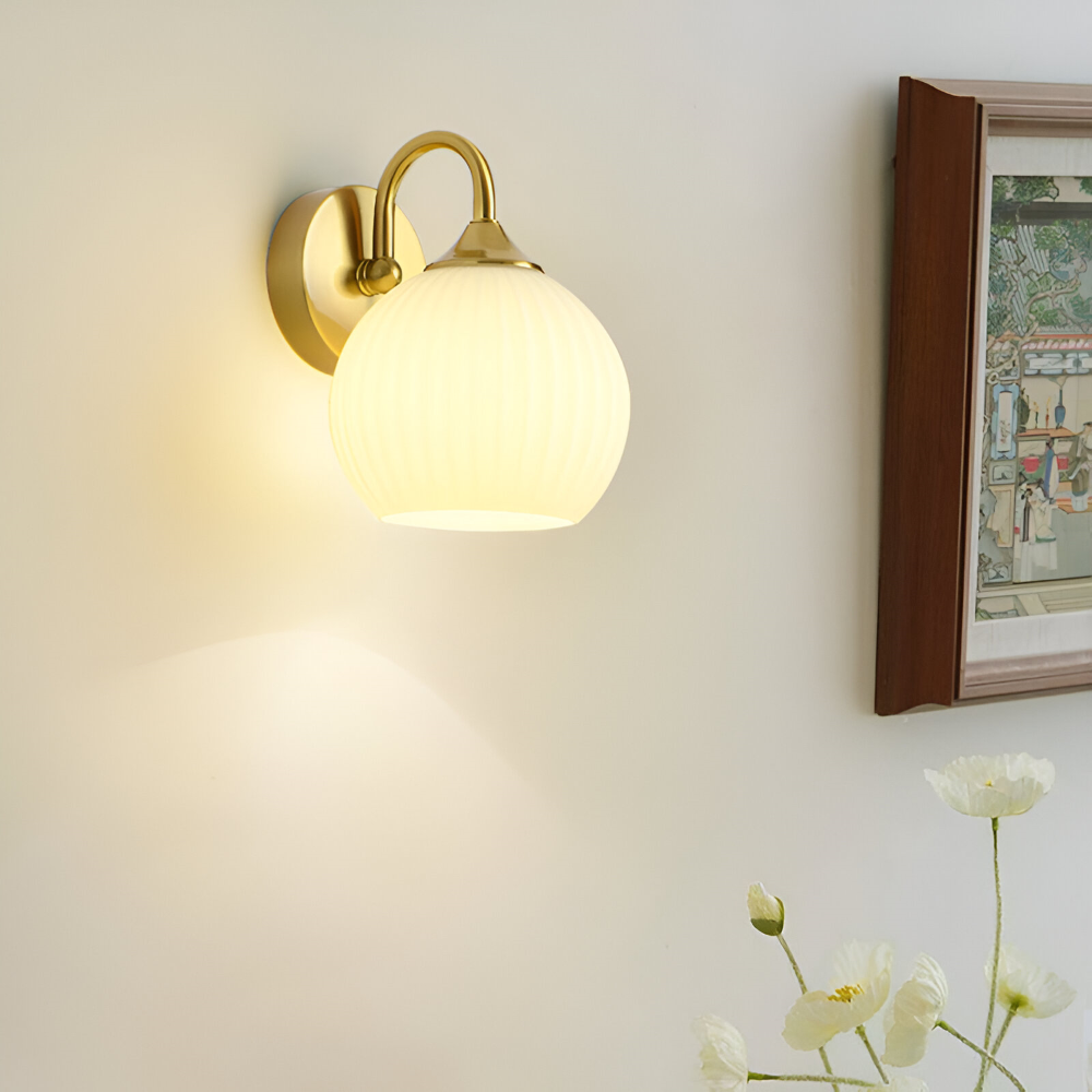 Rillet glas væglampe i kugledesign – moderne væglampe