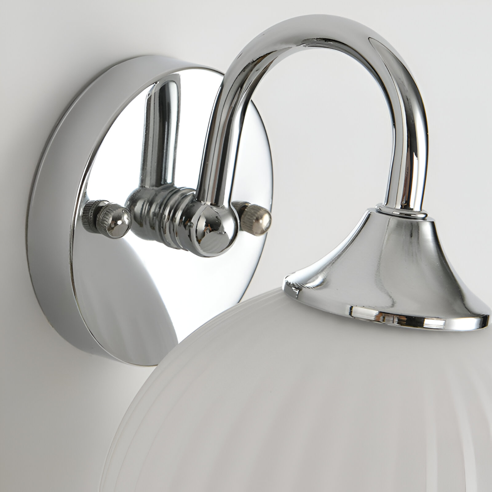 Rillet glas væglampe i kugledesign – moderne væglampe