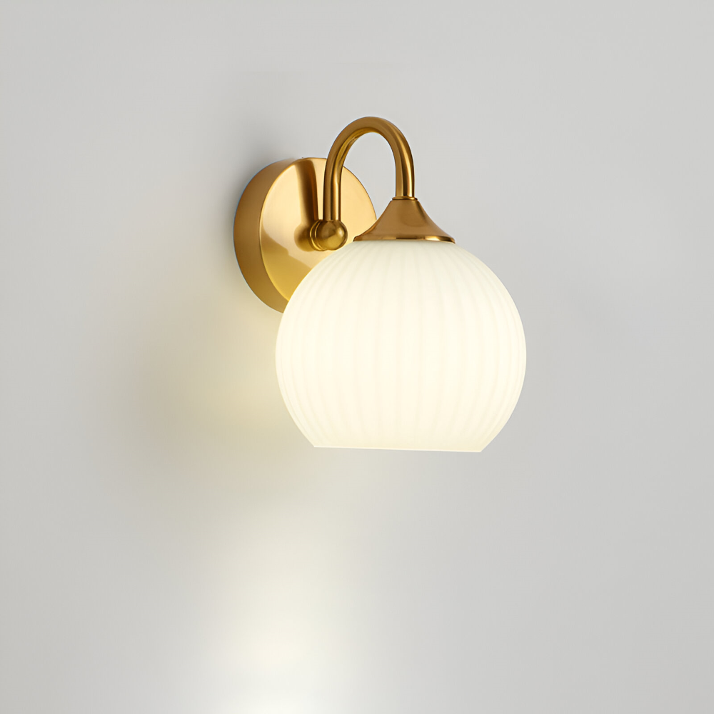 Rillet glas væglampe i kugledesign – moderne væglampe