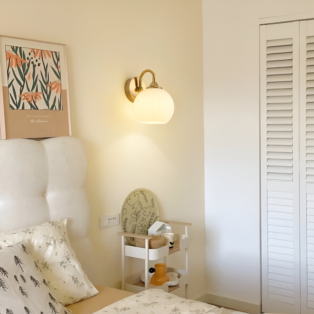 Rillet glas væglampe i kugledesign – moderne væglampe