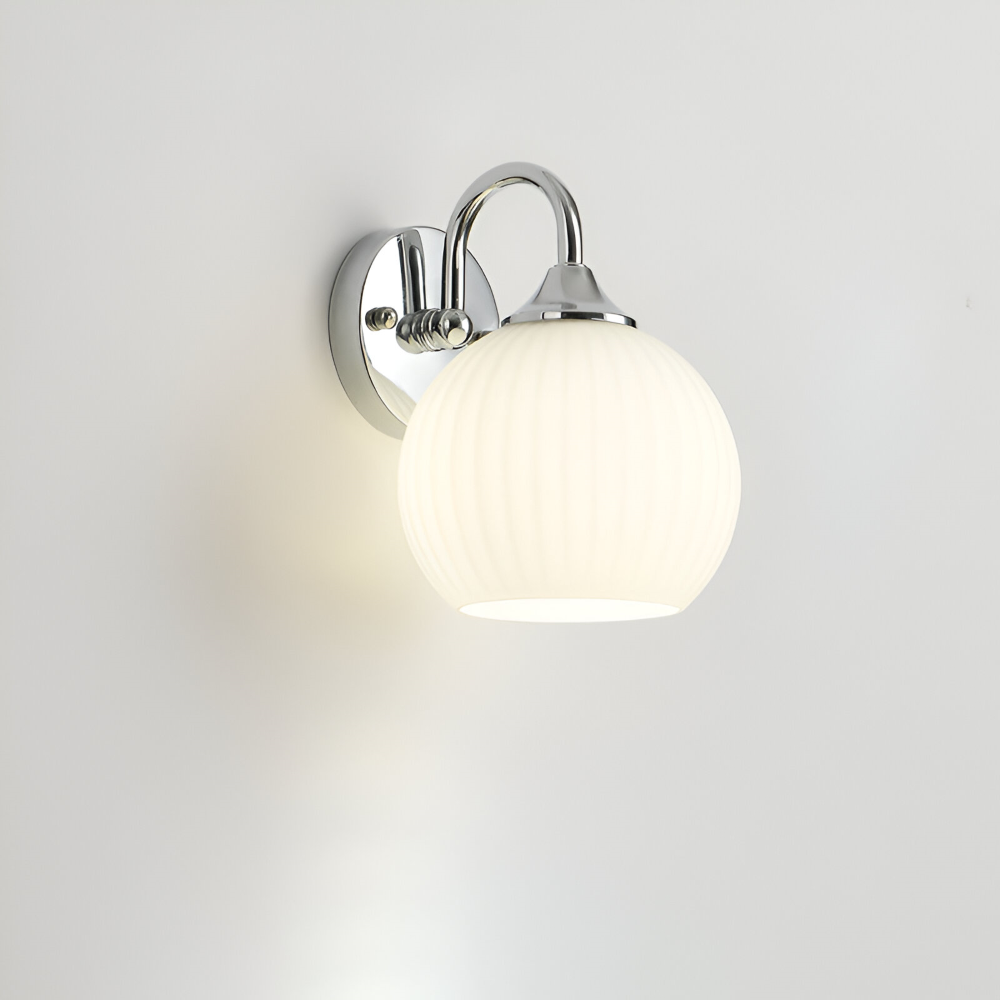 Rillet glas væglampe i kugledesign – moderne væglampe