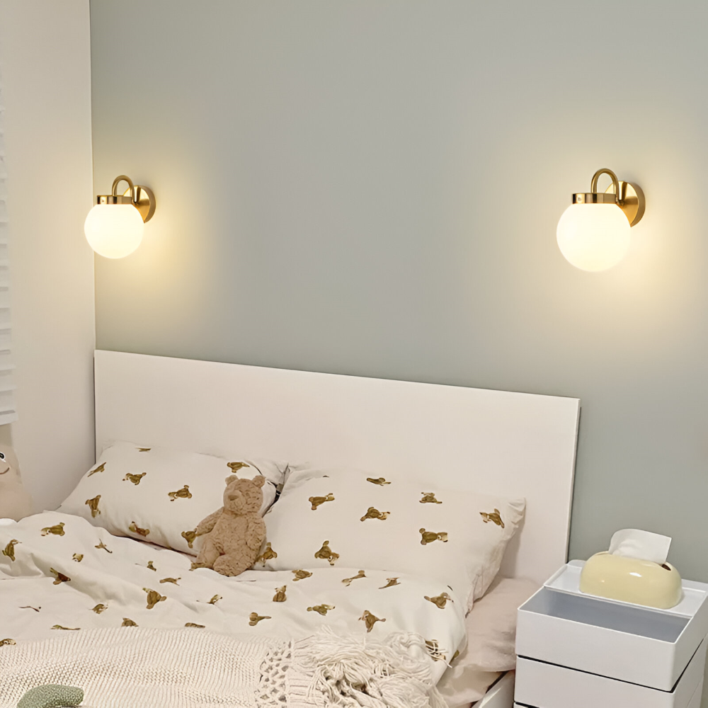 Rillet glas væglampe i kugledesign – moderne væglampe