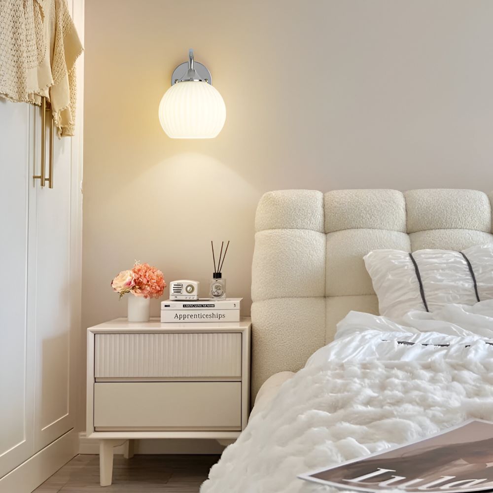 Rillet glas væglampe i kugledesign – moderne væglampe