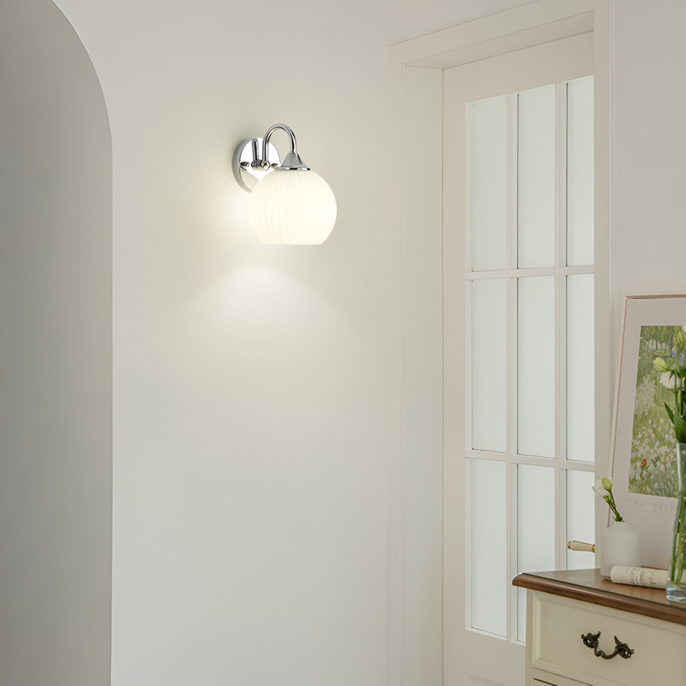 Rillet glas væglampe i kugledesign – moderne væglampe