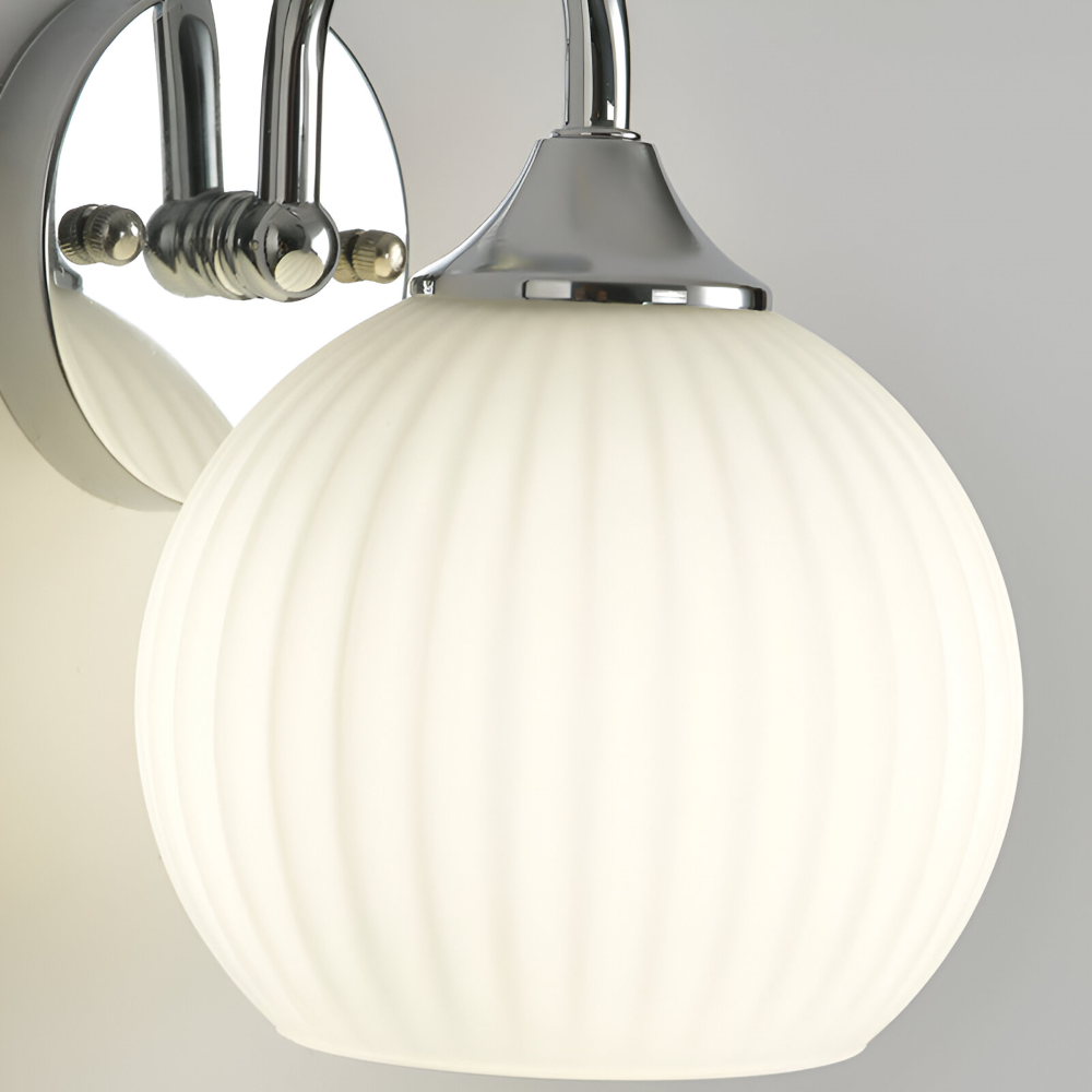 Rillet glas væglampe i kugledesign – moderne væglampe