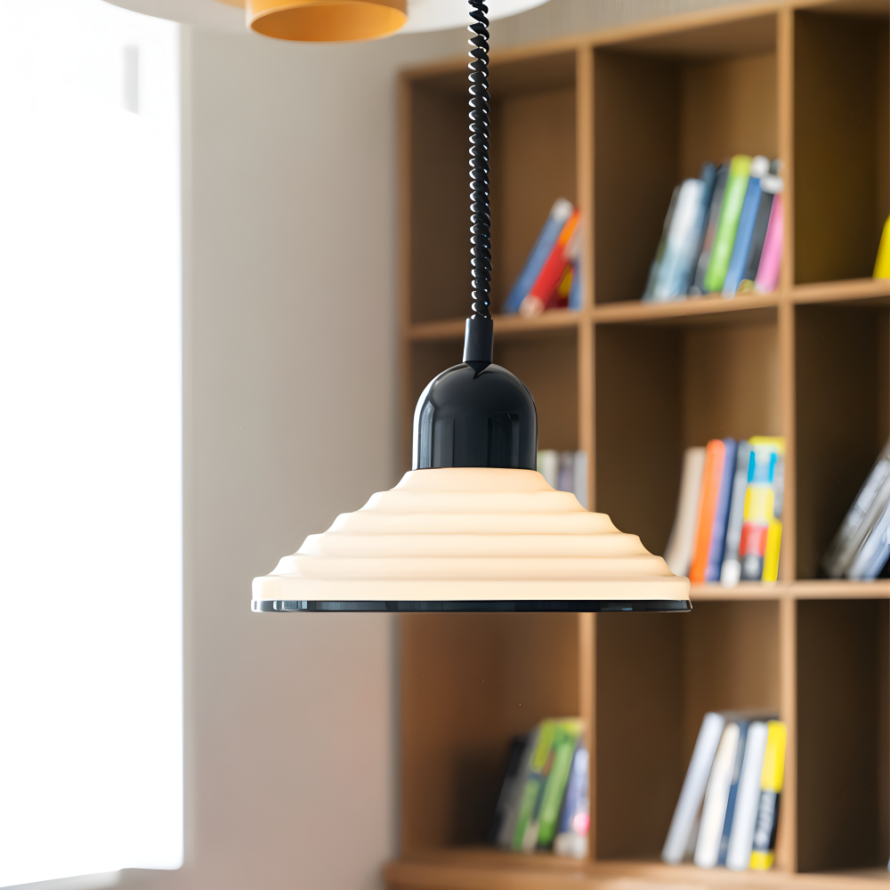 CrèmeLune Loftlampe – Moderne Cremefarvet Pendellampe med Sort Spiralkabel