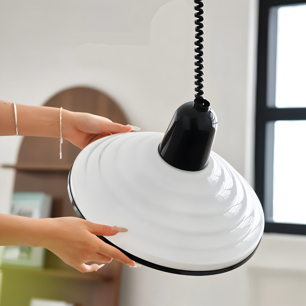 CrèmeLune Loftlampe – Moderne Cremefarvet Pendellampe med Sort Spiralkabel