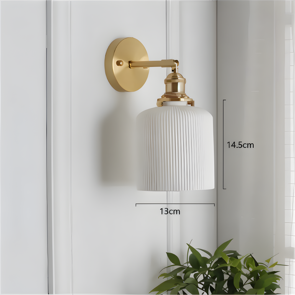 Væglampe i riflet keramik – hvid design med guldbase