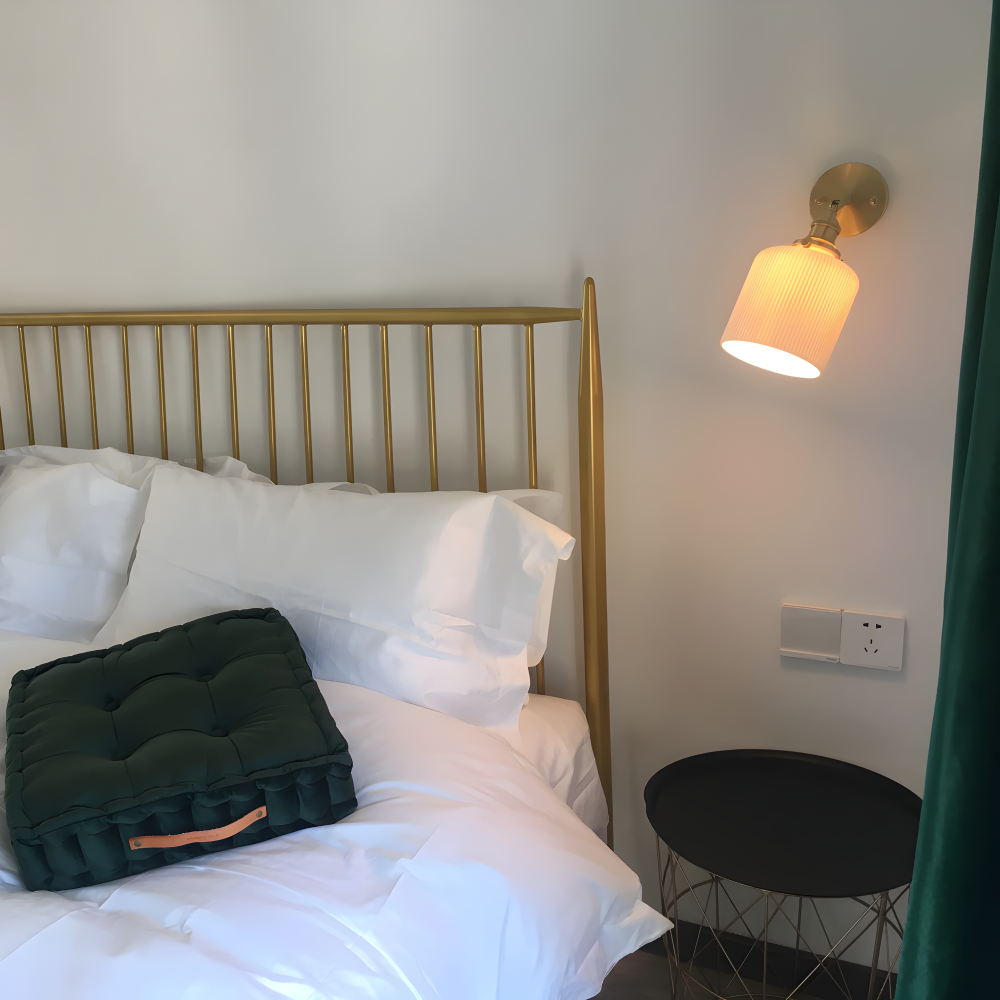 Væglampe i riflet keramik – hvid design med guldbase