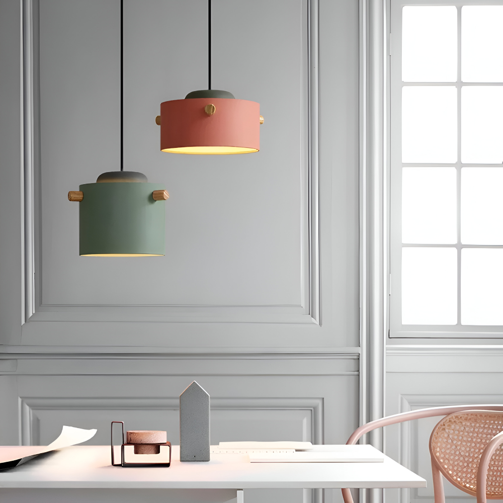 Pendellampe i træ og metal – skandinavisk design med farver