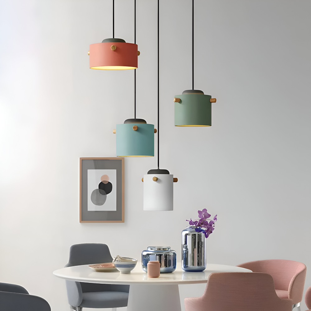 Pendellampe i træ og metal – skandinavisk design med farver
