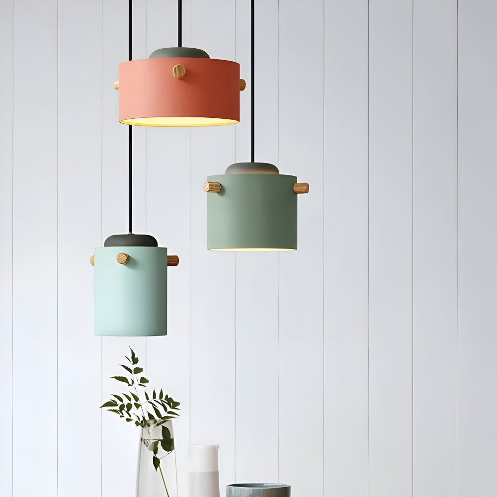 Pendellampe i træ og metal – skandinavisk design med farver