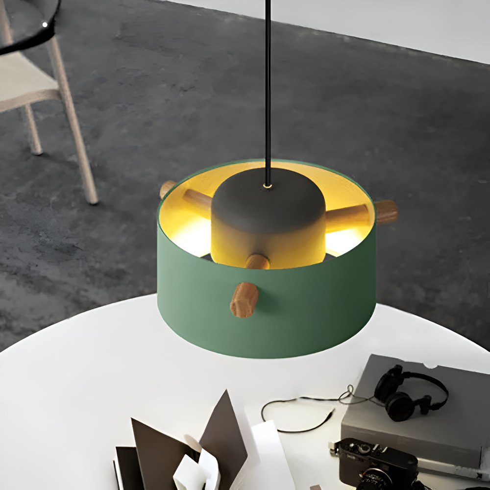 Pendellampe i træ og metal – skandinavisk design med farver