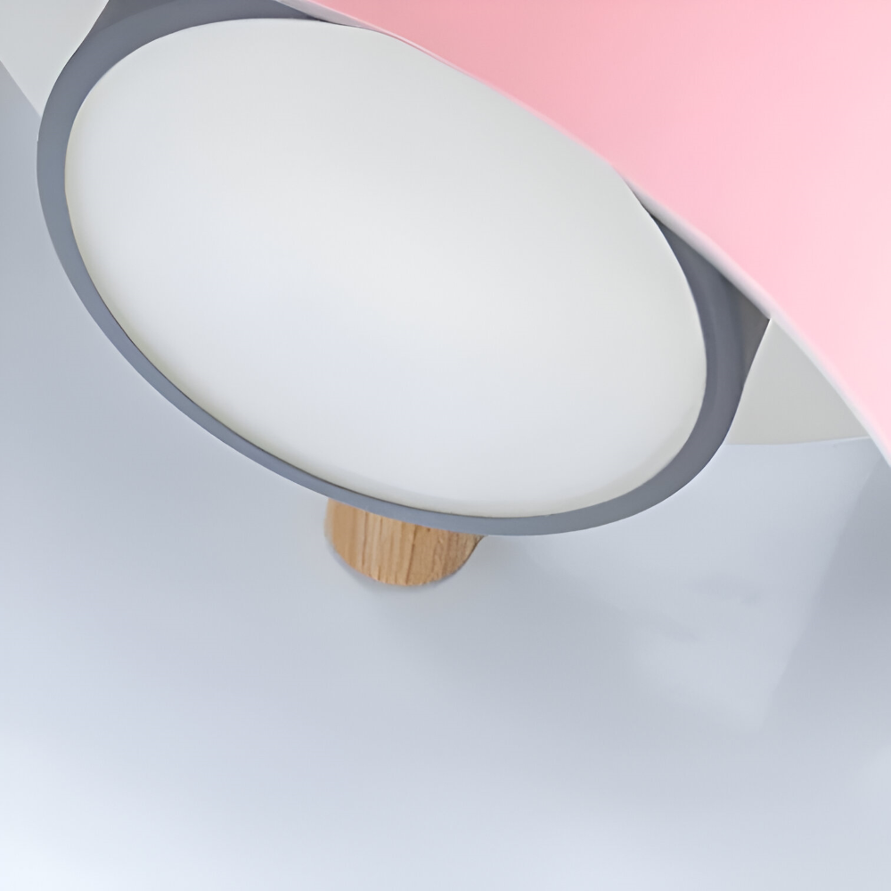 Pendellampe i træ og metal – skandinavisk design med farver