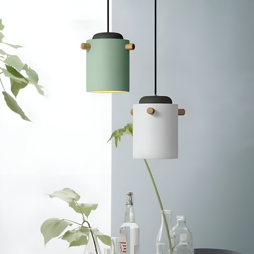 Pendellampe i træ og metal – skandinavisk design med farver