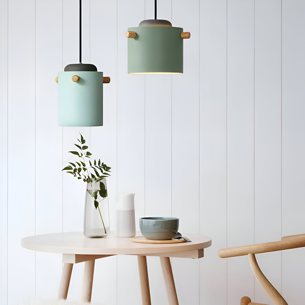 Pendellampe i træ og metal – skandinavisk design med farver