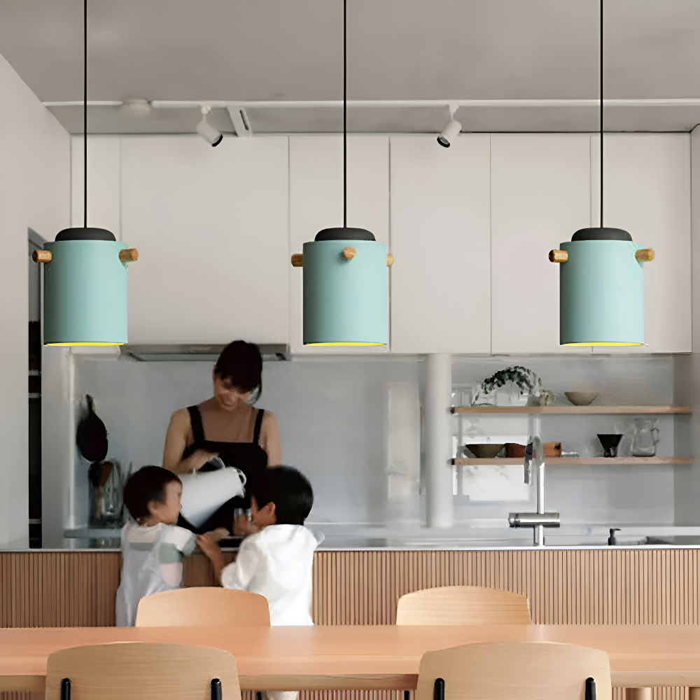 Pendellampe i træ og metal – skandinavisk design med farver