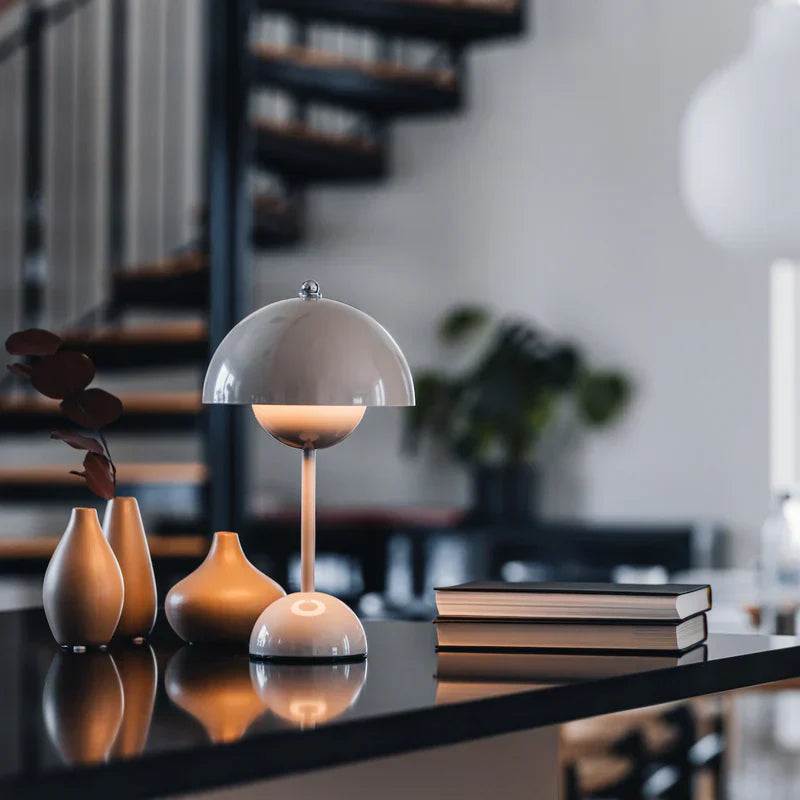 Le Refuge – Dæmpbar Trådløs Bordlampe med Elegant Urtepottedesign