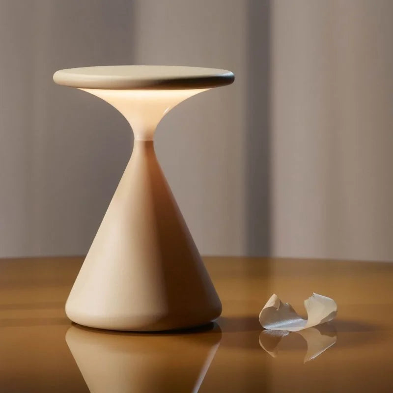 Trådløs bordlampe med timeglas design – dæmpbar LED lampe