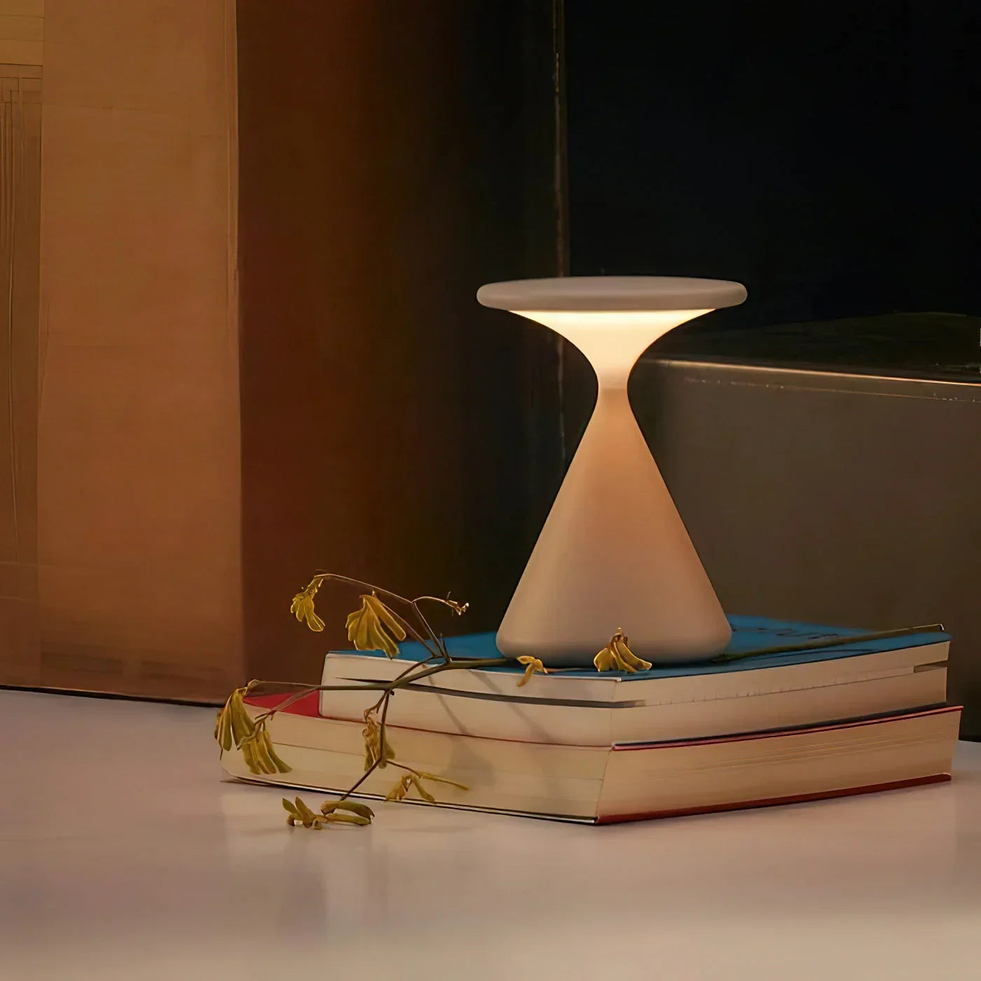 Trådløs bordlampe med timeglas design – dæmpbar LED lampe